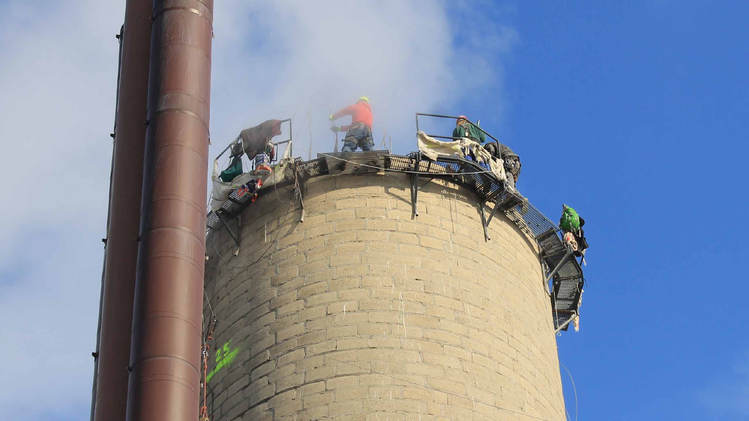 Demolice komínu Stráž pod Ralskem (120 m)